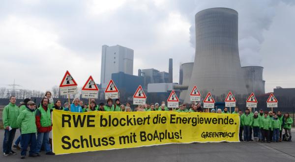 Greenpeace-Aktivsten protestieren vor dem RWE Braunkohlekraftwerk in Niederaussem gegen den Neubau des weiteren Kohlekraftwerks BoAplus, März 2013.
