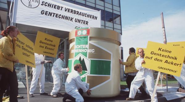 Greenpeace-Aktivisten protestieren gegen "Gen-Honig von Bayer" vor der Zentrale des Bayer-Konzerns in Leverkusen. Juli 2002