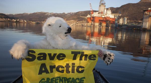 Eisbär / Greenpeace-Aktivist mit Protest-Banner "Save The Arctic" vor Statoil-Plattform West Hercules.