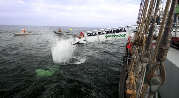 Greenpeace-Aktivisten versenken Steine vor der polnischen Küste bei Kolberg 21.05.2013 