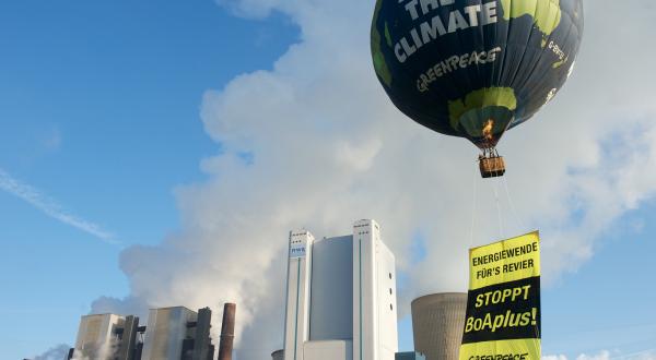 Greenpeace-Ballon vor Kohlekraftwerk BoAplus.