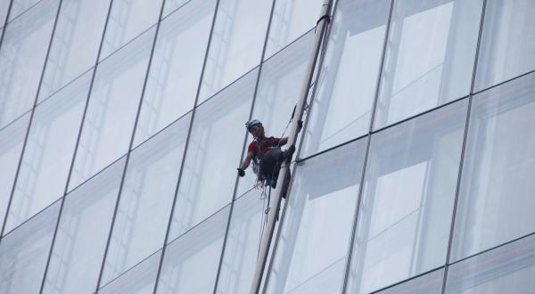 Sechs Frauen klettern auf das höchste Gebäude Europas in London zum Schutz der Arktis, Juli 2013