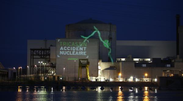 Atomanlage Tricatin/Frankreich mit Greenpeace-Projektion.