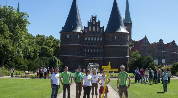 Greenpeace-Aktivisten protestieren vor dem Holstentor in Lübeck