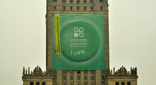Banner am Kulturpalast in Warschau für Arctic 30 und Klimaschutz, November 2013