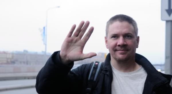 Anthony Perrett verlässt das Gefängnis SIZO 1 in St. Petersburg auf Kaution, November 2013