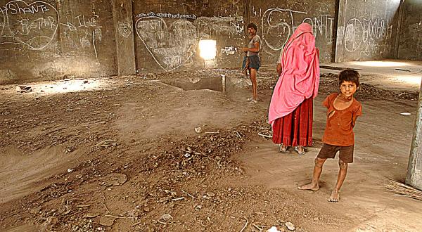 Bhopal - Aufräumarbeiten ohne Schutzmittel für Frauen oder Kinder
