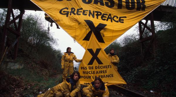 Greenpeace-Aktivisten bringen ein großes "Stop Castor" Banner an der Jeetzel Brücke an, Oktober 2001