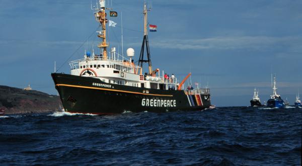 Die MV Greenpeace in Bermeo, Spanien, 1998