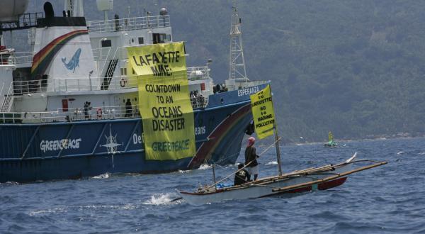Greenpeace Schiff "Esperanza" bei einem Protest gegen die Lafayette Mine auf der Insel Rapu Rapu, August 2006