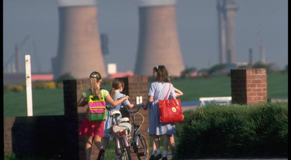 Ihr Schulweg führt an der Wiederaufarbeitungsanlage Sellafield vorbei: Kinder aus dem nahegelegenen Ort Seascale, Mai 1990