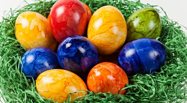 Ostereier im April 2014: Kurz vor Ostern behaupten Lidl und Aldi, keine gentechnikfreien Eier mehr anbieten zu können. In Österreich und der Schweiz allerdings können sie es.  