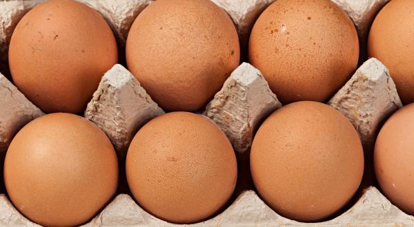 Enthalten die Eier Gentechnik? Tierische Produkte und Fleisch müssen nicht gekennzeichnet werden, wenn sie unter Einsatz von Gen-Futter erzeugt wurden.
