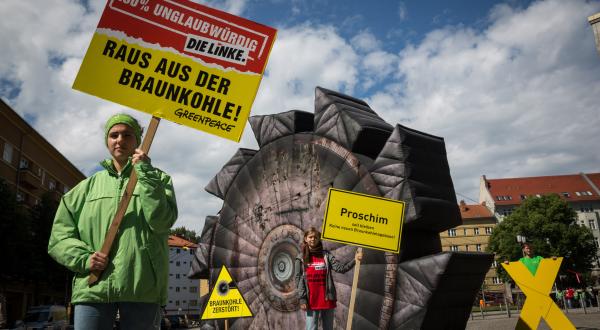 Gegen weitere Braunkohletagebaue in Brandenburg protestieren Greenpeace-Aktivisten mit dem fünf Meter hohen luftgefüllten Schaufelrad eines Braunkohlebaggers vor der Parteizentrale der Partei Die Linken