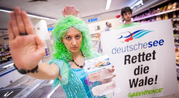 Greenpeace-Aktivisten protestieren vor Supermärkten gegen Produkte von Deutsche See, August 2014