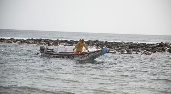 Mamadou Sarr auf seiner Piroge auf dem Meer