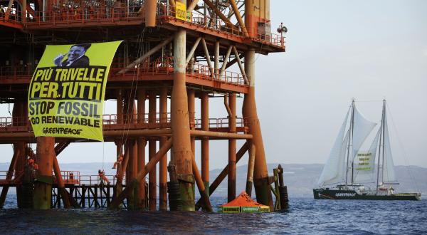 Greenpeace-Aktivisten protestieren auf einer Ölplattform vor Sizilien