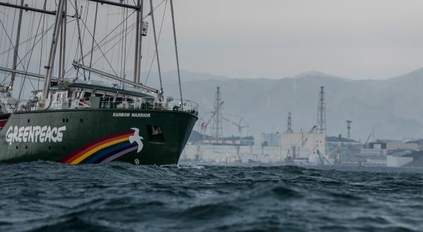 Das Greenpeace-Schiff Rainbow Warrior vor dem AKW Fukushima Daiichi. Ein internationales Greenpeace-Team hat im Februar und März 2016 vor der Küste die Strahlung gemessen 