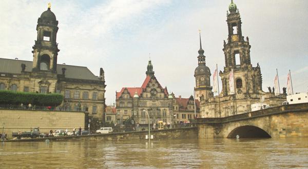 Hochwasserkatastrophe in Sachsen: Überschwemmung der Altstadt von Dresden, August 2002