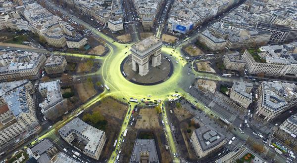 Luftbild: aufgemalte Sonne um den Pariser Triumphbogen