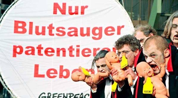 Als Vampire verkleidete Greenpeace-Aktivisten protestieren vor dem Europäischen Patentamt (EPA), April 2003