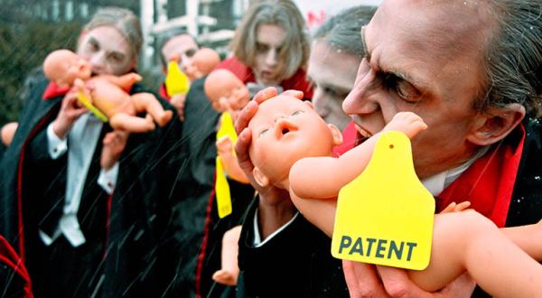 Als Vampire verkleidete Greenpeace-Aktivisten protestieren vor dem Europäischen Patentamt (EPA) gegen die Bewilligung  des Patentes EP 343217 der Firma PharmaStern (Biocyte) auf Baby-Blut aus Nabelschnur, 2003.