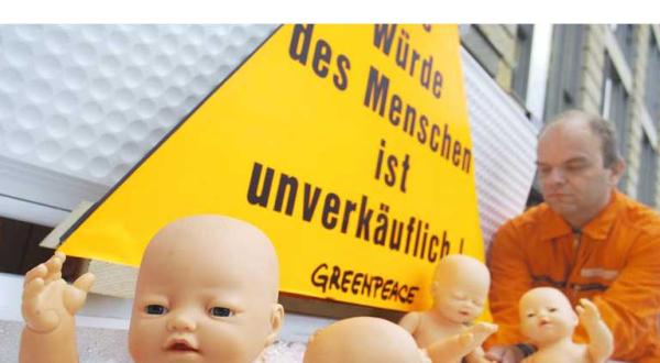 Greenpeace protestiert vor der Brandenburgischen Akademie der Wissenschaften mit einer Tiefkühltruhe voller Babypuppen gegen ein europäisches Patent auf menschliche Embryonen unter dem Motto:" Die Würde des Menschen ist unverkäuflich". Berlin, August 2004