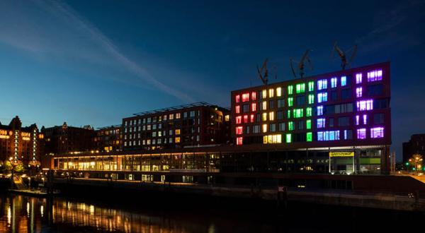 Das Wort „Peace“ bildeten in der vergangenen Nacht die erleuchteten Fenster der Hamburger Greenpeace-Zentrale