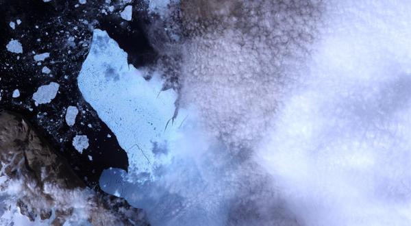 Satellitenbild der riesigen Eisscholle, die vom Petermann-Gletscher abgebrochen ist 08/11/2010