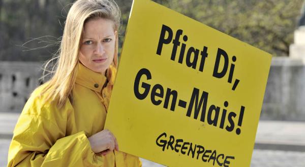 "Pfiat Di, Gen-Mais", steht auf einem Schild, das eine Greenpeace-Aktivistin 2009 vor dem bayerischen Landtag hält.