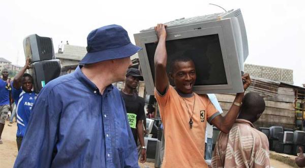 Fernseher in Nigeria, Eric Albertsen. im November 2008