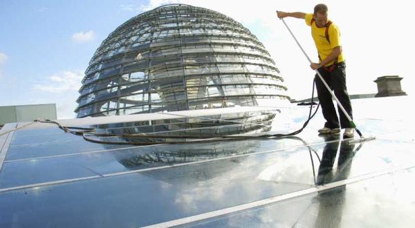 Reinigung der Photovoltaikanlage auf dem Dach des Reichstag  im Juli 2004
