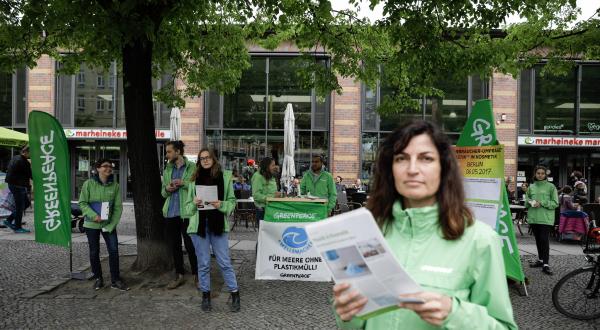 Gruppenaktionstag in Berlin, Aktivisten protestieren gegen Plastik in Kosmetik