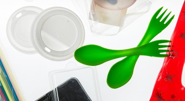 Einwegplastik vor weißem Hintergrund