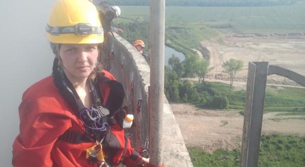 Aktivistin auf dem Kohlekraftwerk in Bogatynia, Polen.