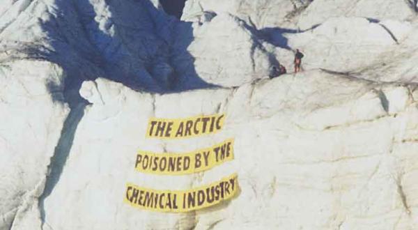 Greenpeace-Kletterer machen auf Verseuchung der Arktis aufmerksam im August 1999