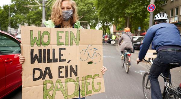 Update vom 23. Mai: In 30 Städten demonstrieren Aktivist*innen wie hier in Köln für mehr Platz für Fuß- und Radwege