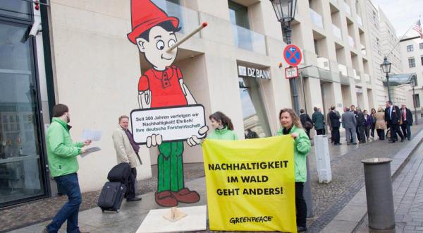 Greenpeace-Aktivisten begrüßen die Mitglieder des Deutschen Forstwirtschaftsrat in Berlin mit einem 3,5 Meter hohen Pinocchio.