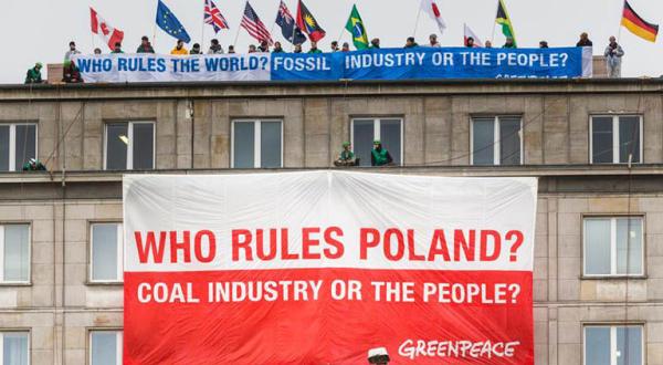 Protestbanner vor Kohlegipfel in Warschau