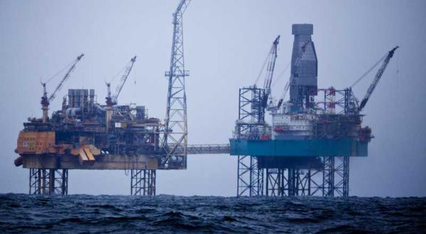 Erdgas-Plattform Elgin (Total) in der Nordsee vor der schottischen Kueste im April 2012
