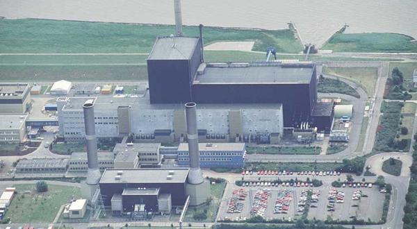 Das Atomkraftwerk Brunsbüttel an der Nordsee, aus der Luft fotografiert, Juli 1993