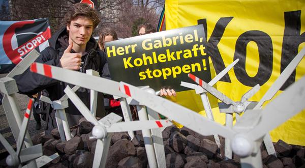 Greenpeace-Aktivisten protestieren in Berlin gegen Sigmar Gabriels Vorschlag für eine Klimaschutzgebühr.