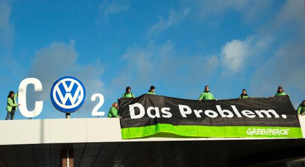 Greenpeace-Aktivisten empfangen den Aufsichtsrat von VW mit einem Protestbanner über dem Werkstor in Wolfsburg.