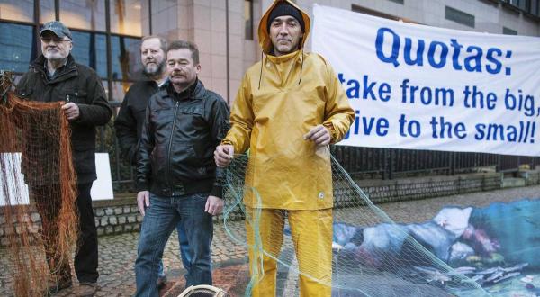 Greenpeace-Aktivisten protestieren in Brüssel gegen die Überfischung der Meere