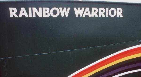 Name und Regenbogenlogo auf dem Rumpf der "Rainbow Warrior I", Juni 1985