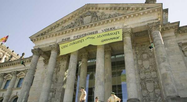 Greenpeace-Banner für eine Zukunft ohne Atomkraft am Reichstag, September 2009