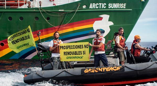 Greenpeace-Aktivisten vor der Artktic Sunrise halten Banner mit der Aufschrift: "Keine Öl-Erkundungen, Ja zu Erneuerbaren Energien".