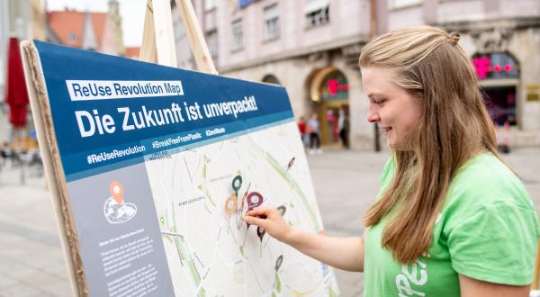 Greenpeace-Freiwillige mit Unverpackt-Karte in Augsburg