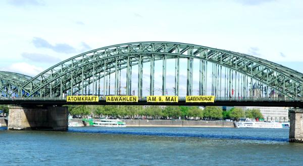 Greenpeace-Aktivisten haben ein Anti-Atomkraft-Banner an der Hohenzollern-Rheinbrücke befestigt 05/05/2010