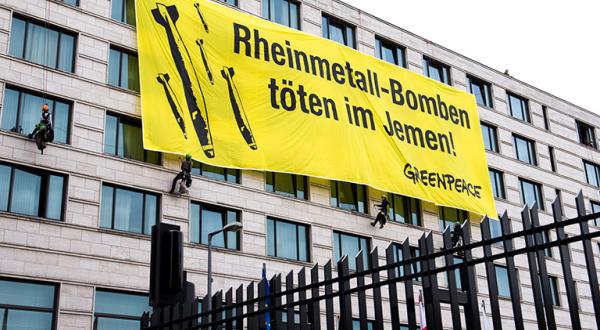 Banner "Rheinmetallbomben töten im Jemen" an Hausfassade in Berlin